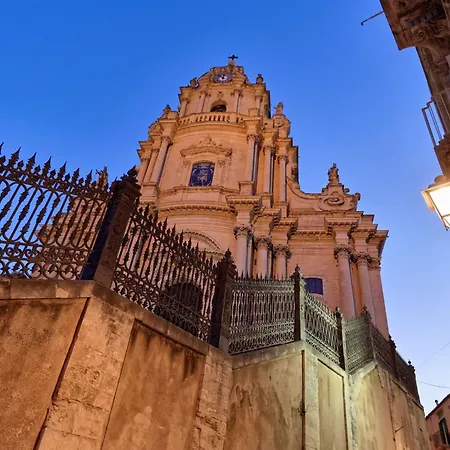 Ettore- Mit Blick Auf Kathedrale Von Ibla By Interhome